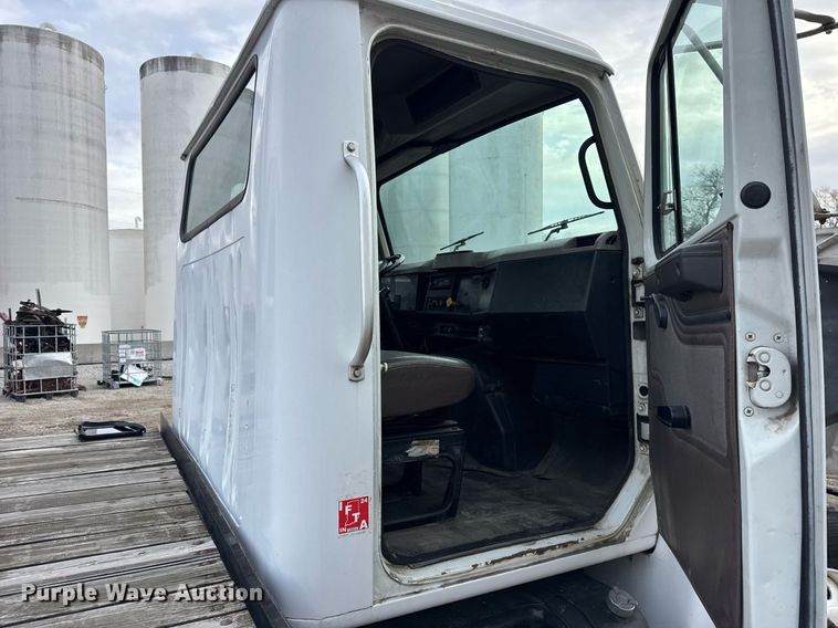 image for item DH9218 1998 International 4900 truck cab and chassis