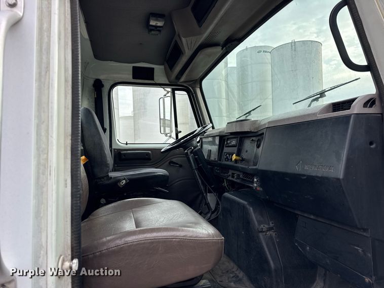 image for item DH9218 1998 International 4900 truck cab and chassis