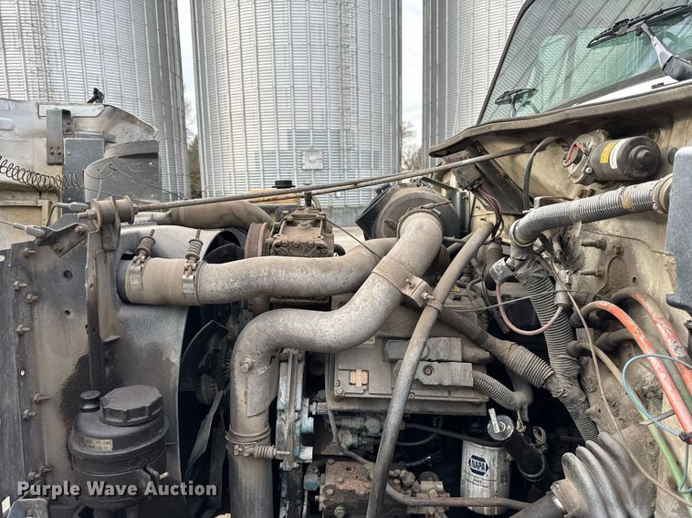 image for item DH9218 1998 International 4900 truck cab and chassis