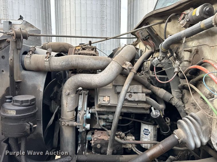 image for item DH9218 1998 International 4900 truck cab and chassis