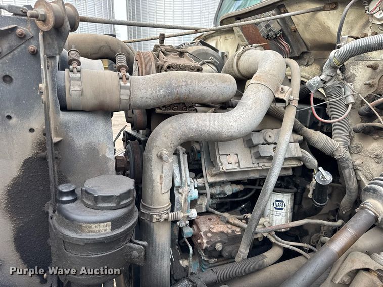 image for item DH9218 1998 International 4900 truck cab and chassis