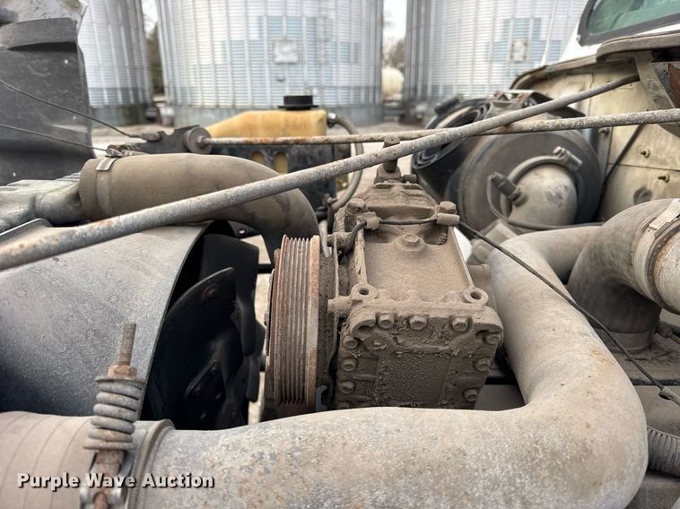 image for item DH9218 1998 International 4900 truck cab and chassis