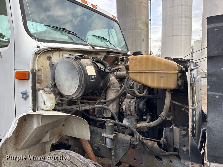 image for item DH9218 1998 International 4900 truck cab and chassis