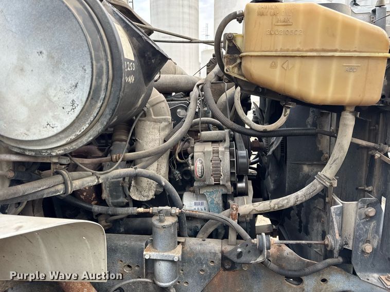 image for item DH9218 1998 International 4900 truck cab and chassis