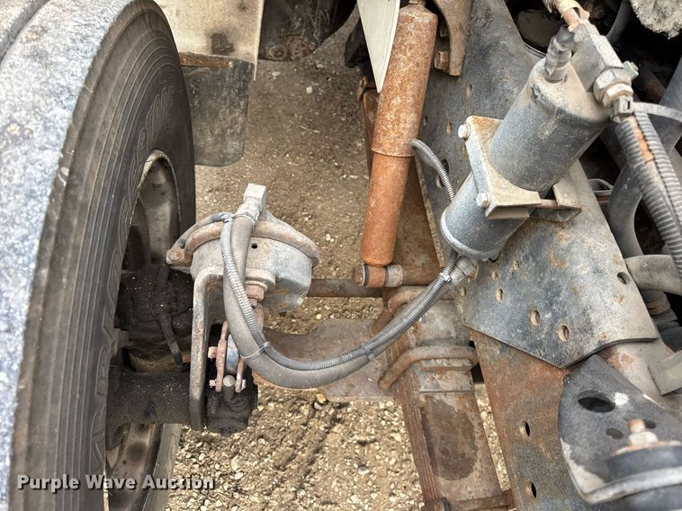 image for item DH9218 1998 International 4900 truck cab and chassis