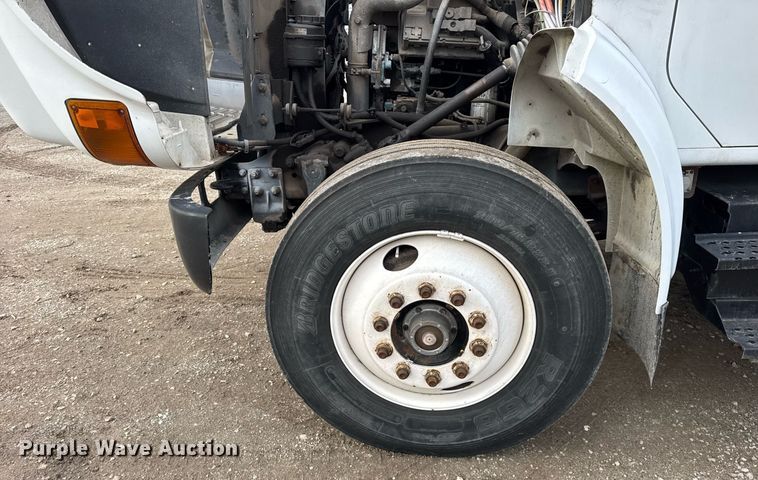 image for item DH9218 1998 International 4900 truck cab and chassis