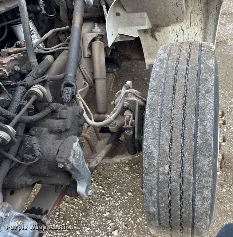 image for item DH9218 1998 International 4900 truck cab and chassis