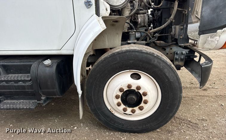 image for item DH9218 1998 International 4900 truck cab and chassis