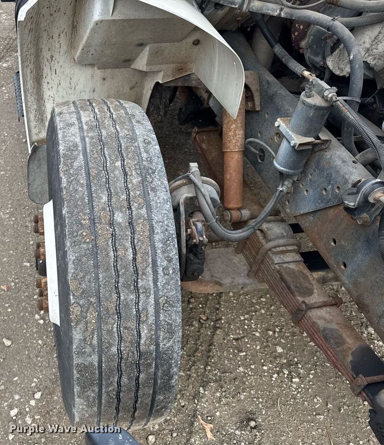 image for item DH9218 1998 International 4900 truck cab and chassis