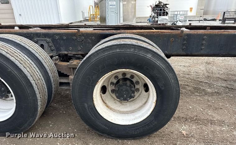 image for item DH9218 1998 International 4900 truck cab and chassis