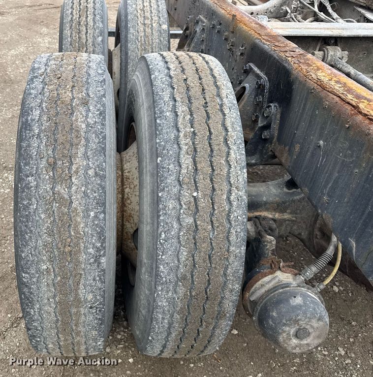 image for item DH9218 1998 International 4900 truck cab and chassis