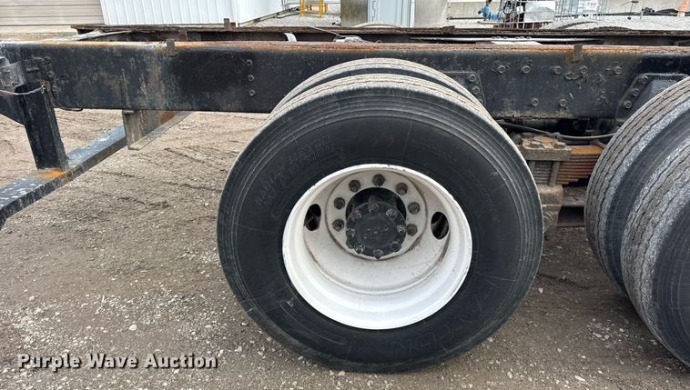 image for item DH9218 1998 International 4900 truck cab and chassis