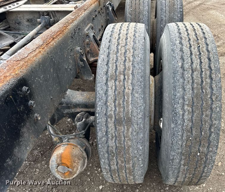 image for item DH9218 1998 International 4900 truck cab and chassis