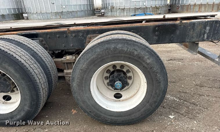 image for item DH9218 1998 International 4900 truck cab and chassis