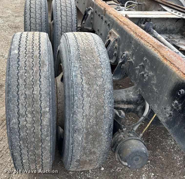 image for item DH9218 1998 International 4900 truck cab and chassis