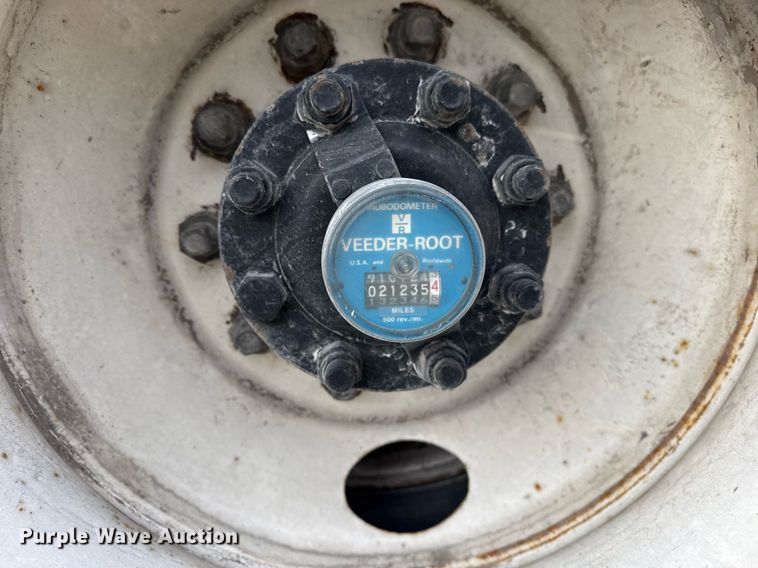 image for item DH9218 1998 International 4900 truck cab and chassis