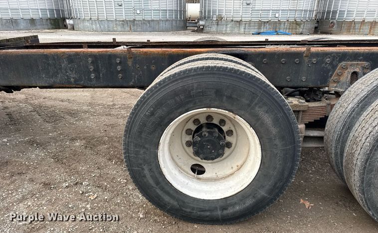 image for item DH9218 1998 International 4900 truck cab and chassis