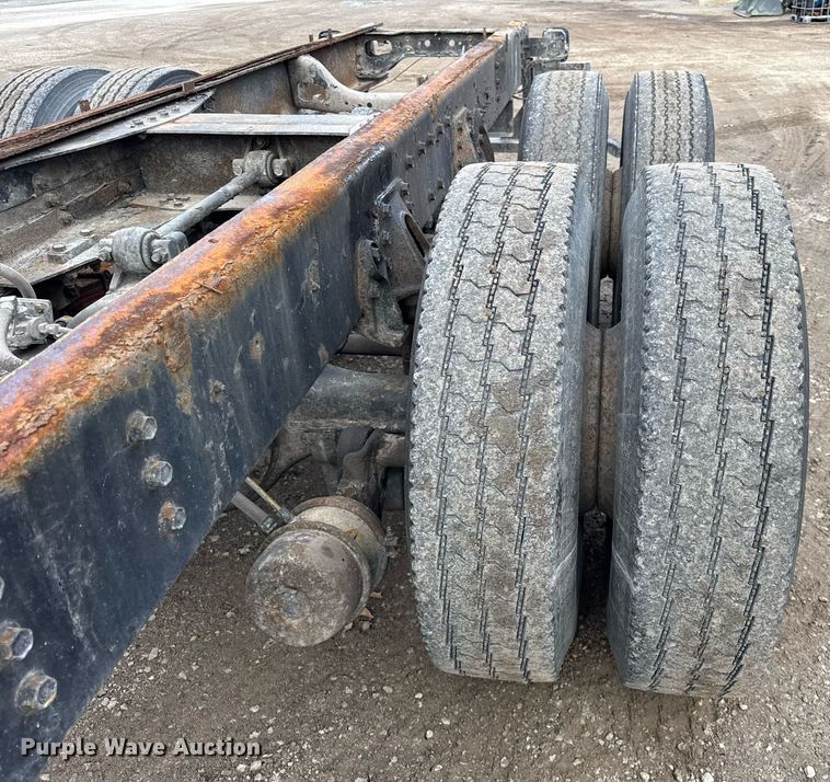 image for item DH9218 1998 International 4900 truck cab and chassis