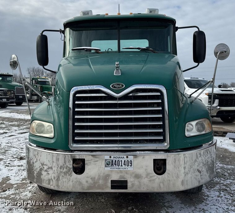 image for item DH9520 2004 Mack  CX613 semi truck