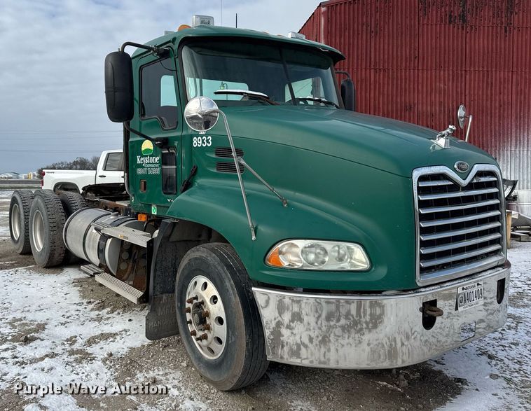 image for item DH9520 2004 Mack  CX613 semi truck