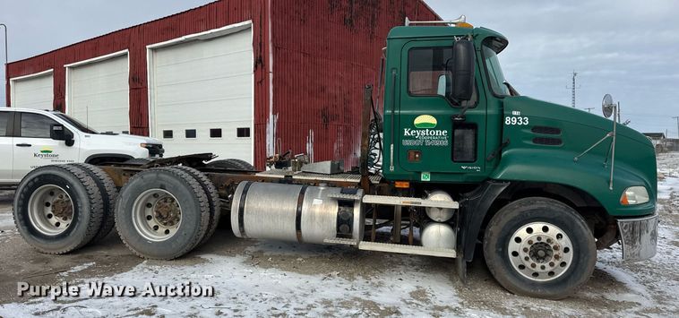 image for item DH9520 2004 Mack  CX613 semi truck