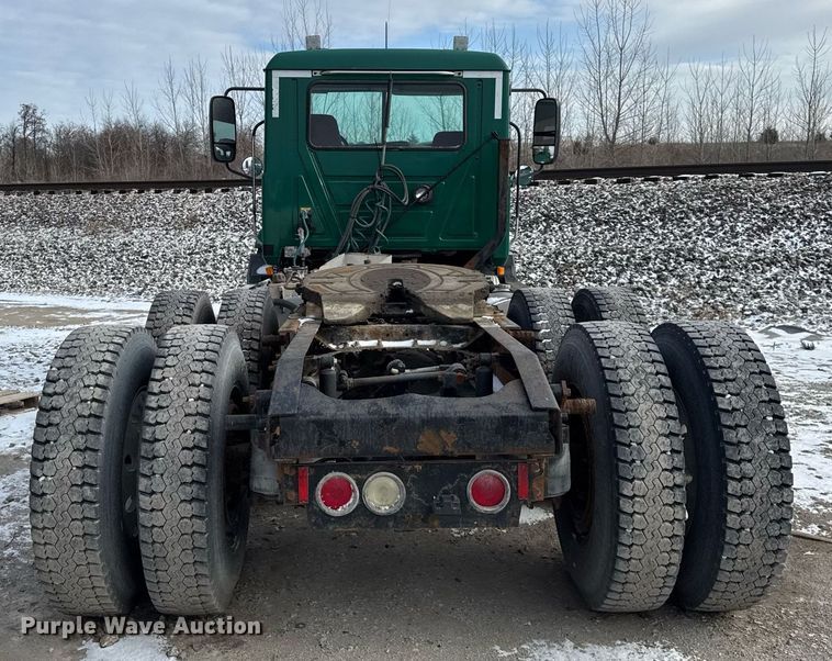 image for item DH9520 2004 Mack  CX613 semi truck