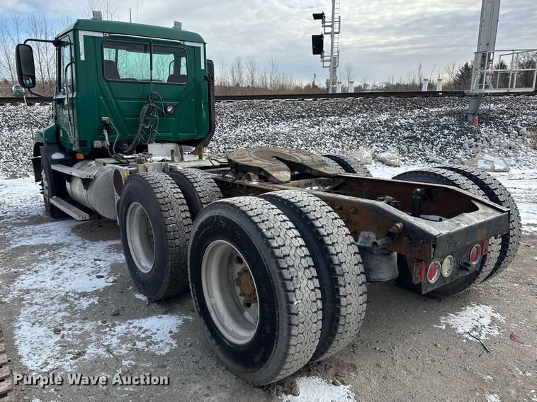 image for item DH9520 2004 Mack  CX613 semi truck