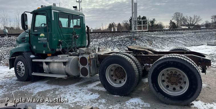 image for item DH9520 2004 Mack  CX613 semi truck