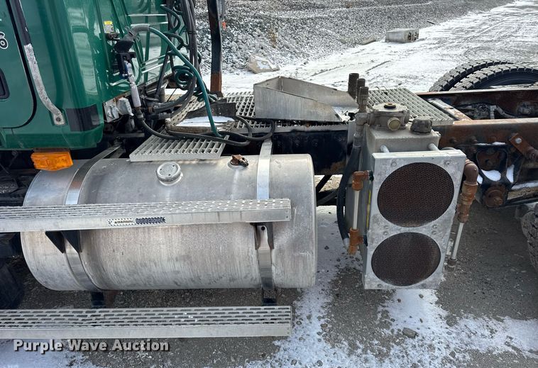 image for item DH9520 2004 Mack  CX613 semi truck