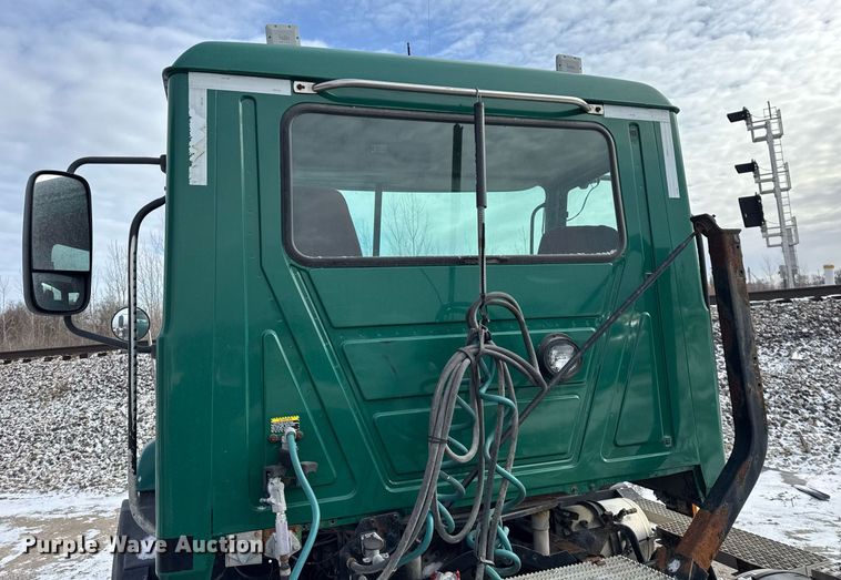 image for item DH9520 2004 Mack  CX613 semi truck