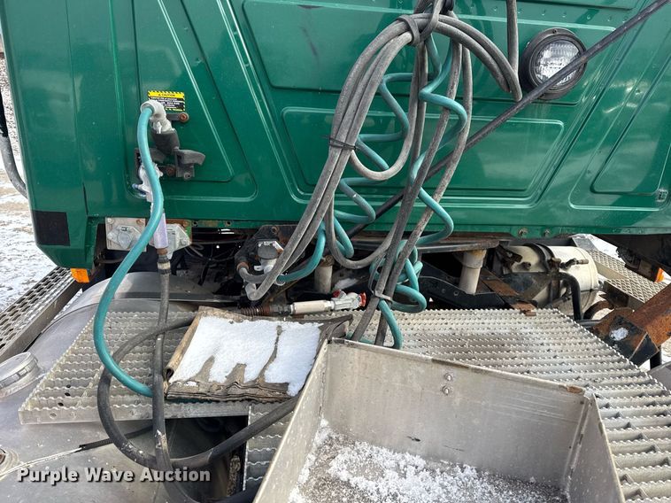 image for item DH9520 2004 Mack  CX613 semi truck