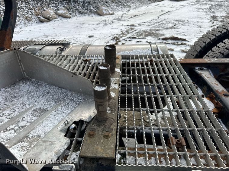 image for item DH9520 2004 Mack  CX613 semi truck