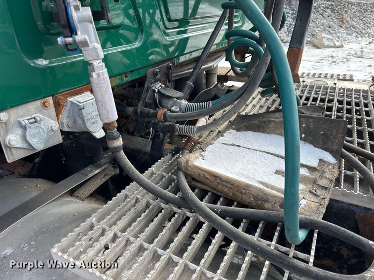 image for item DH9520 2004 Mack  CX613 semi truck