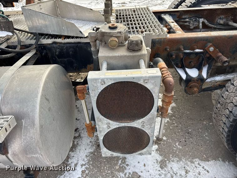 image for item DH9520 2004 Mack  CX613 semi truck