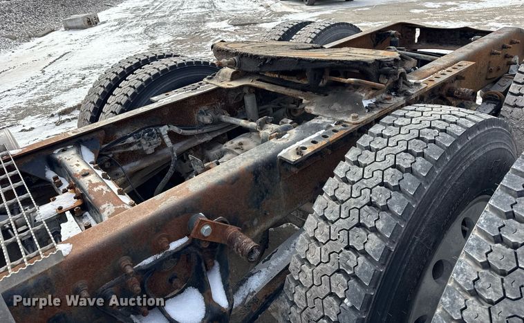 image for item DH9520 2004 Mack  CX613 semi truck