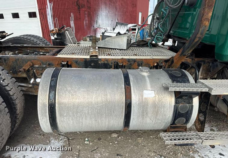 image for item DH9520 2004 Mack  CX613 semi truck