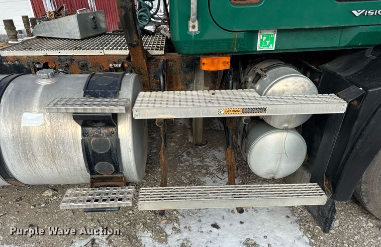 image for item DH9520 2004 Mack  CX613 semi truck