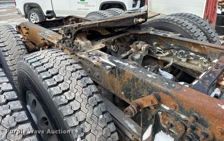 image for item DH9520 2004 Mack  CX613 semi truck