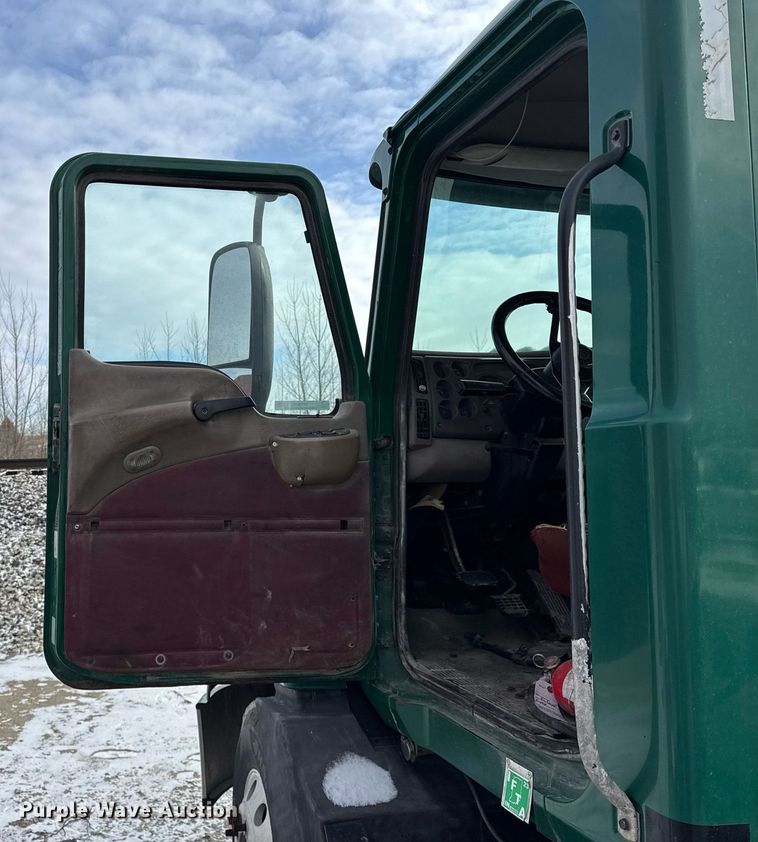 image for item DH9520 2004 Mack  CX613 semi truck