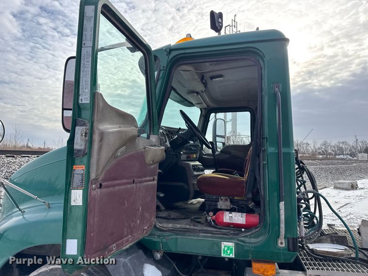 image for item DH9520 2004 Mack  CX613 semi truck