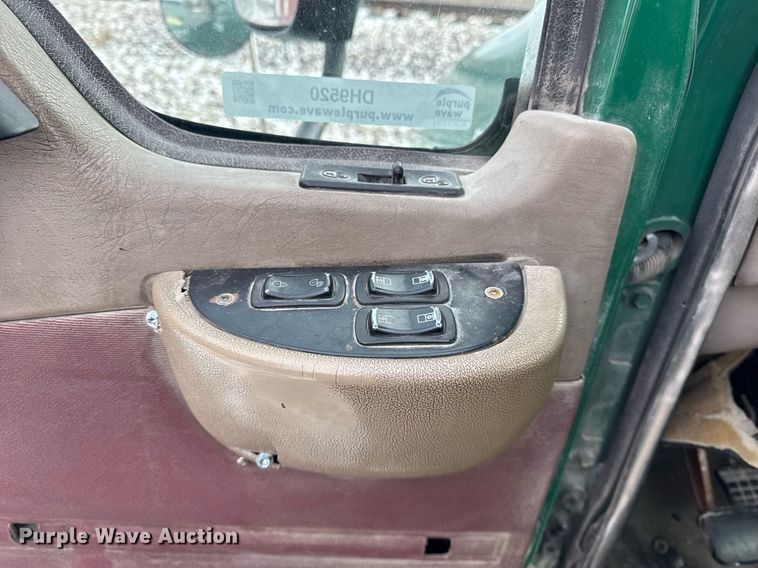 image for item DH9520 2004 Mack  CX613 semi truck