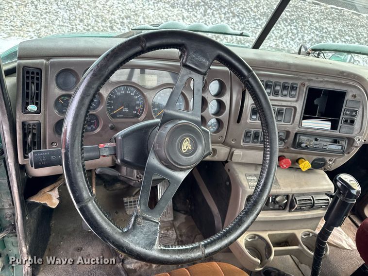 image for item DH9520 2004 Mack  CX613 semi truck