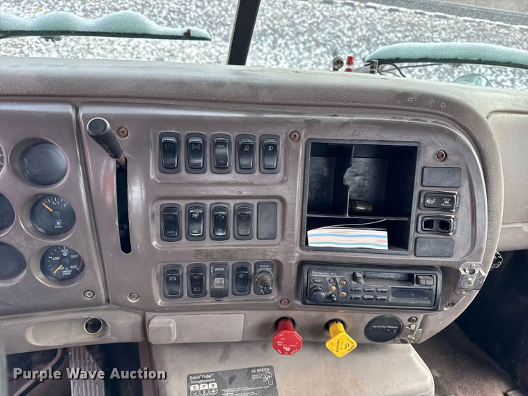 image for item DH9520 2004 Mack  CX613 semi truck