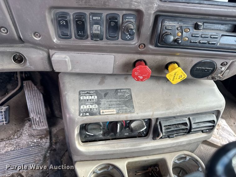 image for item DH9520 2004 Mack  CX613 semi truck