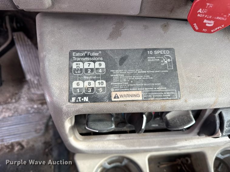 image for item DH9520 2004 Mack  CX613 semi truck