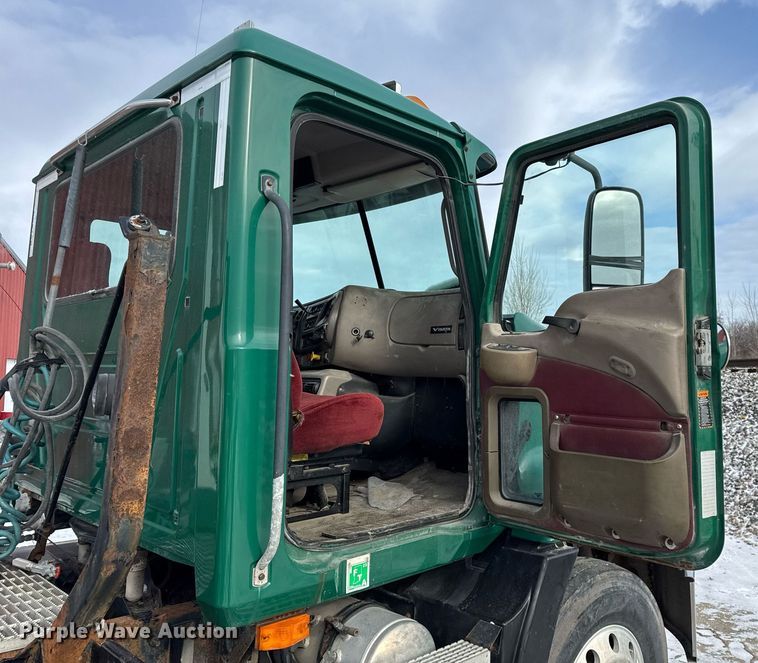 image for item DH9520 2004 Mack  CX613 semi truck