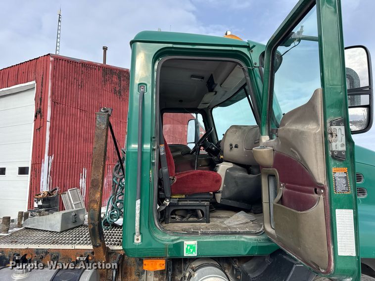 image for item DH9520 2004 Mack  CX613 semi truck