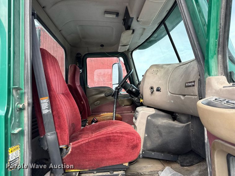 image for item DH9520 2004 Mack  CX613 semi truck