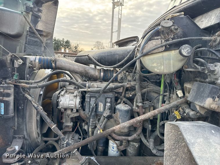 image for item DH9520 2004 Mack  CX613 semi truck