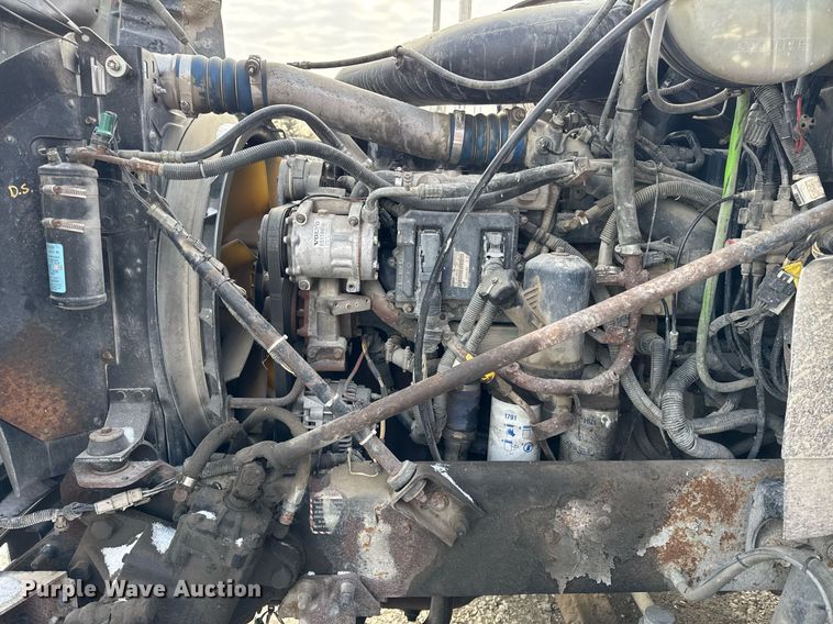 image for item DH9520 2004 Mack  CX613 semi truck